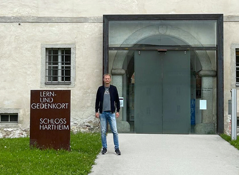 Herr Lippmann vor Schloss Hartheim